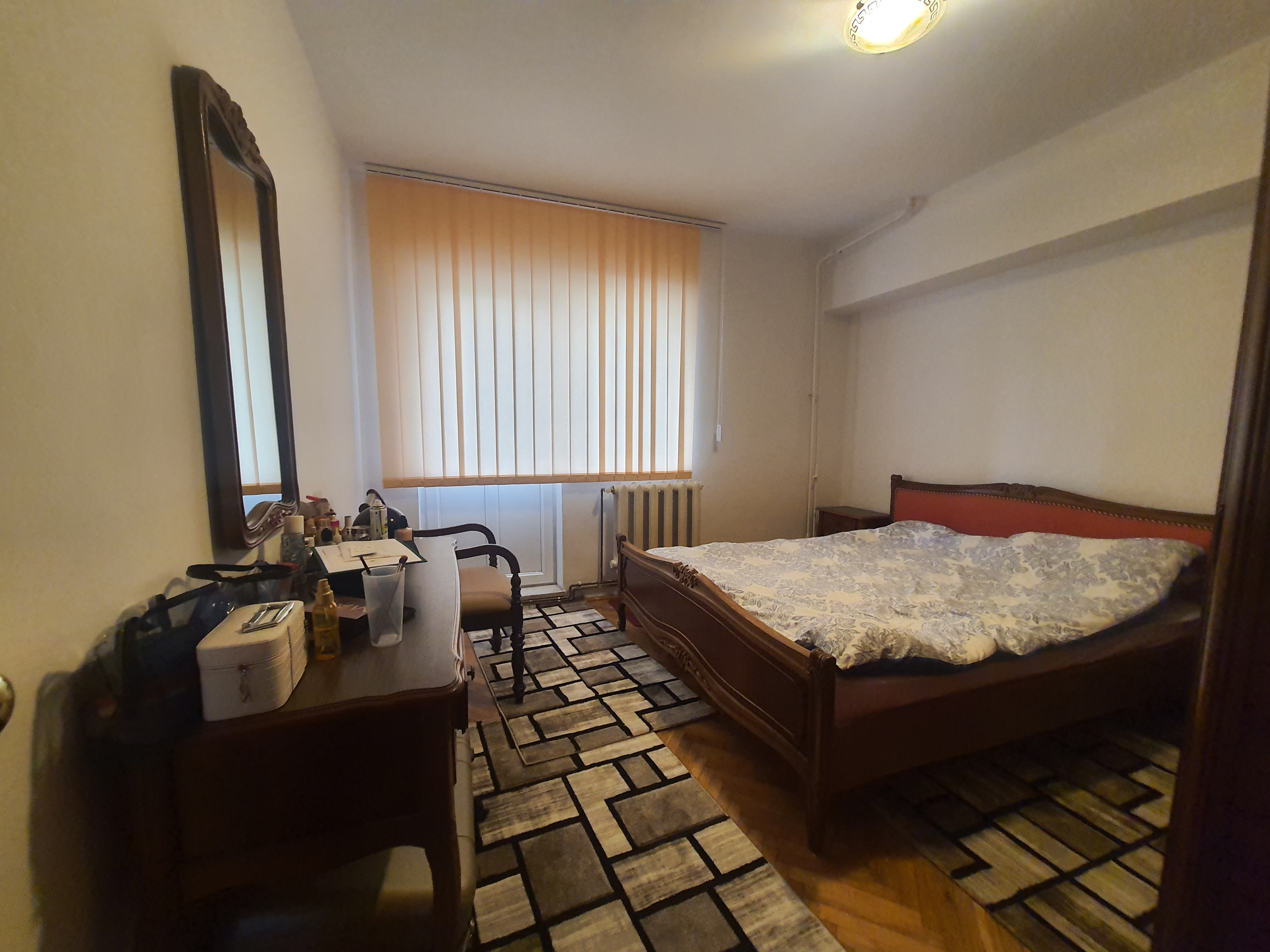 Apartament cu 4 camere Indepedenţei